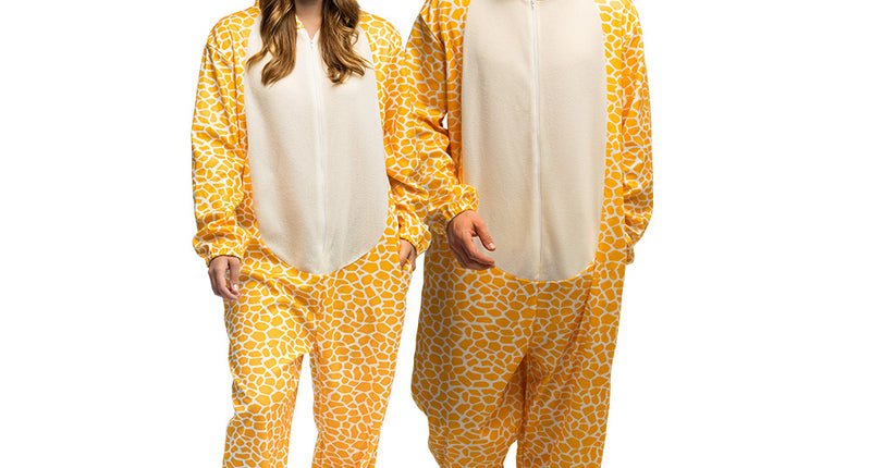 Pluche giraffepak bruin geel gedragen door een vrouw en een man, met capuchon met hoorntjes en crèmekleurige buik