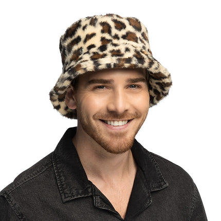 Pluchen bucket hat luipaard gedragen door een man in een zwart spijkerhemd