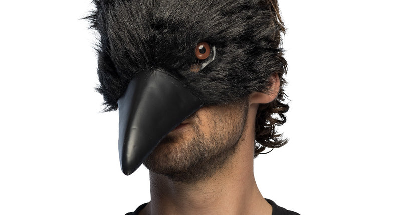 Pluchen halfmasker Kraai zwart gedragen, met bruine ogen en een lange snavel boven de mond, voor Halloween