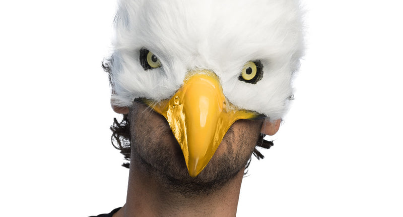 Pluchen halfmasker witte adelaar van voren gedragen, wit pluche met gele snavel die de neus bedekt