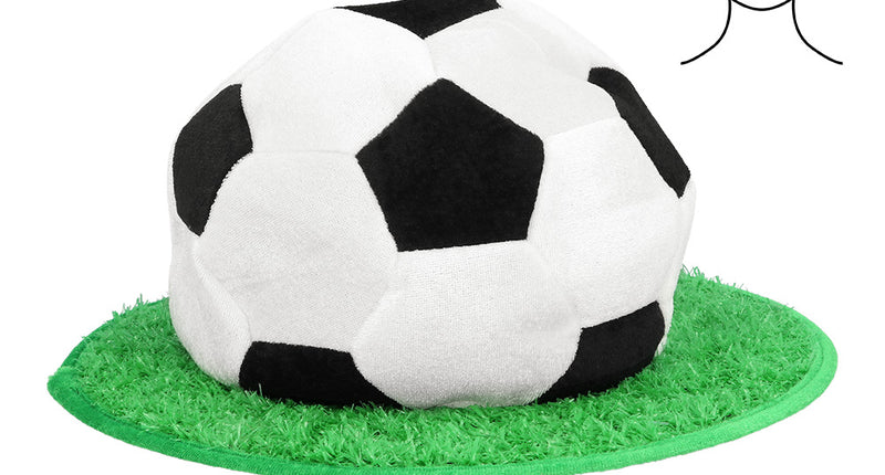Pluchen voetbalhoed met zwarte en witte vlakken en groene grasrand, hoofdomtrek 58 cm