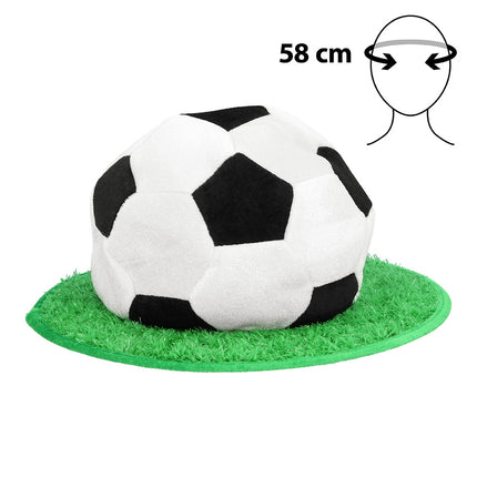 Pluchen voetbalhoed met zwarte en witte vlakken en groene grasrand, hoofdomtrek 58 cm