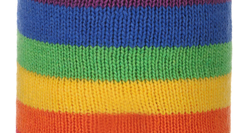 Polsbandjes regenboog met gebreide strepen in rood, oranje, geel, groen, blauw en paars voor Pride