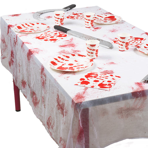 Polyester tafelkleed Bloody met rode handafdrukken langs de overhangende randen op een gedekte tafel