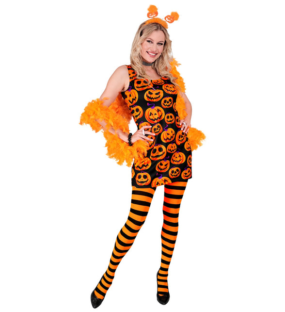Pompoen jurk Joyce gedragen met oranje-zwart gestreepte panty en oranje boa op een halloweenfeest