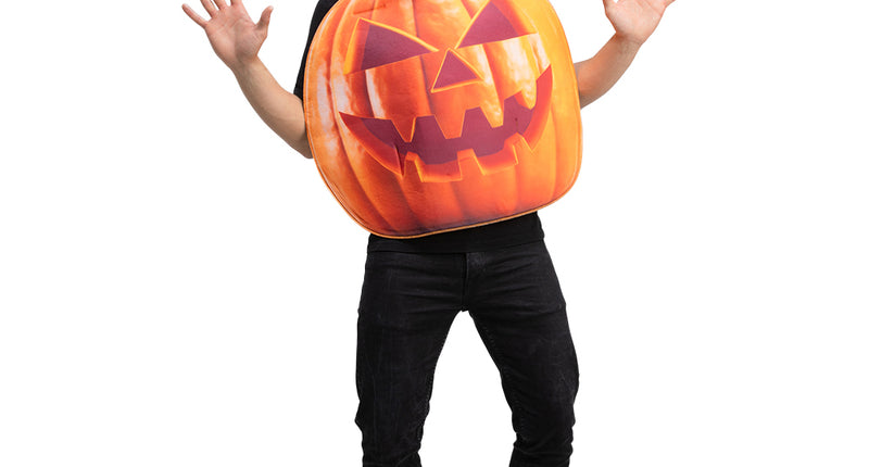 Pompoen in oranje met gedrukt jack-o'-lantern-gezicht, gedragen over zwarte kleding voor Halloween