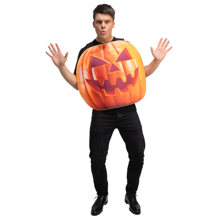 Pompoen in oranje met gedrukt jack-o'-lantern-gezicht, gedragen over zwarte kleding voor Halloween