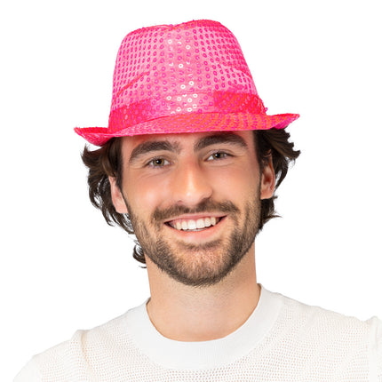 Popstar hoed neonroze met pailletten op het hoofd gedragen, gleufhoed voor een neon party