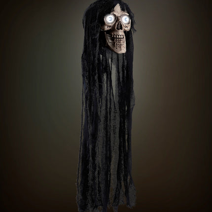 Pratende doodskop met oplichtende ogen hangend in het donker als griezeldecor voor Halloween