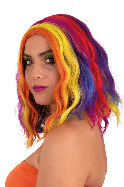 Pruik Alicia halflang met waves in rood, paars, geel en oranje, zijaanzicht op model