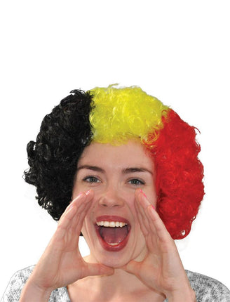 Pruik België met zwarte, gele en rode krullen, gedragen door een juichende supporter