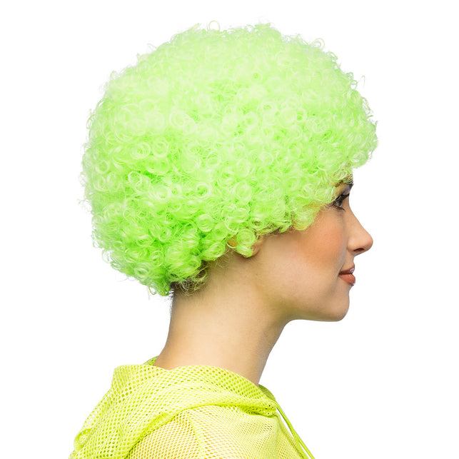 Pruik curly neongroen UV van zijkant, bolvorm met dichte kleine krullen