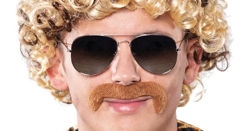 Pruik disco met korte blonde krullen en bruine strepen, gedragen door een man voor een jaren 70-discofeest