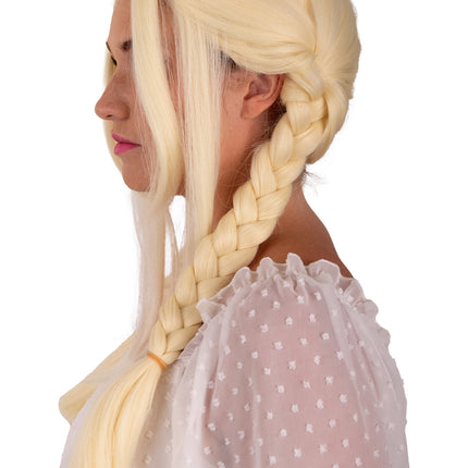 Pruik Elvina blond van de zijkant, vlecht langs de schouder met losse lokken bij het gezicht