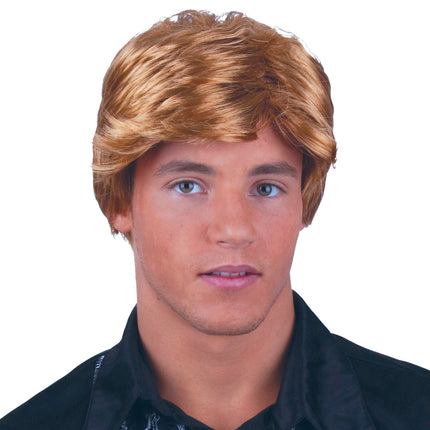Pruik man bruin kort model met zijscheiding en lichtere strengen, gedragen door een man