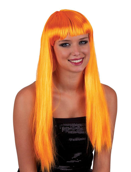 Pruik pretty pony oranje met lang steil haar en rechte pony, gedragen door een dame op Koningsdag
