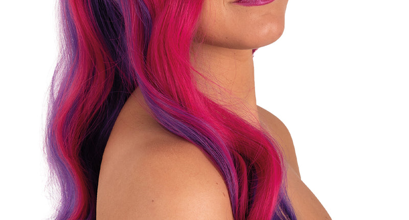 Pruik Selena lang met krullen pink, roze haar met paarse punten en middenscheiding, voor een themafeest