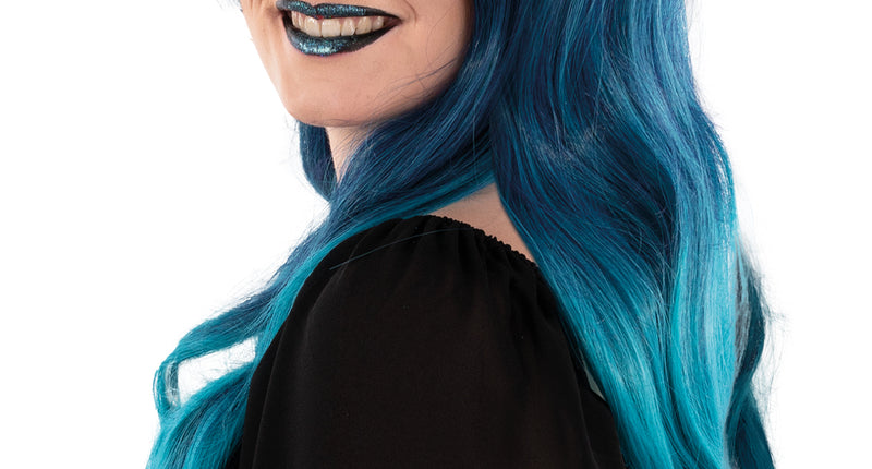 Pruik Selena met lange krullen, zwarte aanzet die naar blauw en turquoise verloopt, gedragen door dame