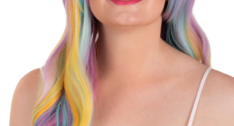 Pruik Selena pastel met lange golvende krullen in roze, mint en geel, met pony over het oog