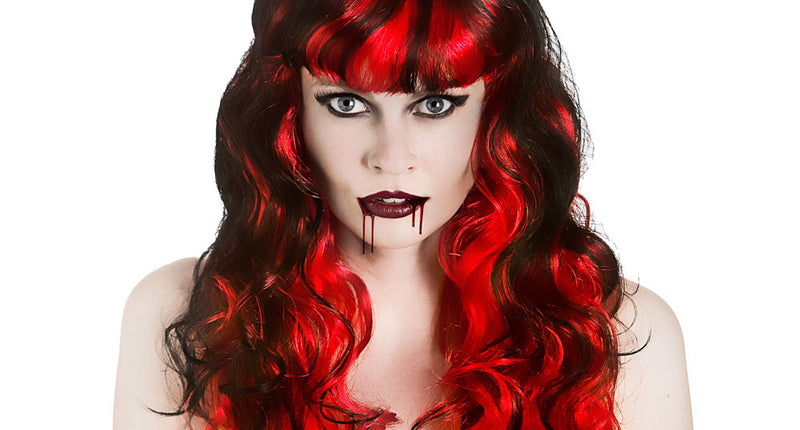 Pruik Vampira met krullen, lange zwarte damespruik met felrode lokken en rechte pony voor Halloween