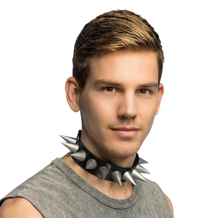Punk halsband Boris om de hals bij een grijs mouwloos shirt voor een punklook
