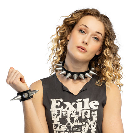 Punk halsband Boris met zilveren spikes om de hals bij een rockshirt voor Halloween
