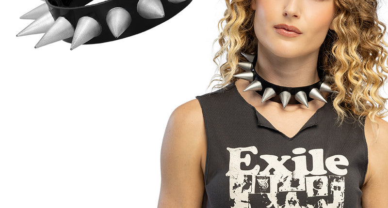 Punk halsband Boris zwart met zilverkleurige spikes, los getoond en om de hals gedragen