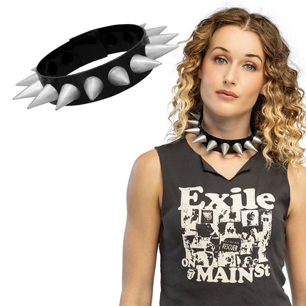 Punk halsband Boris zwart met zilverkleurige spikes, los getoond en om de hals gedragen