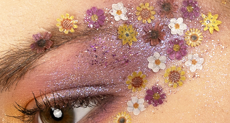 PXP pressed flowers rood en geel gedragen rond het ooglid met gele, witte en paarse bloemetjes