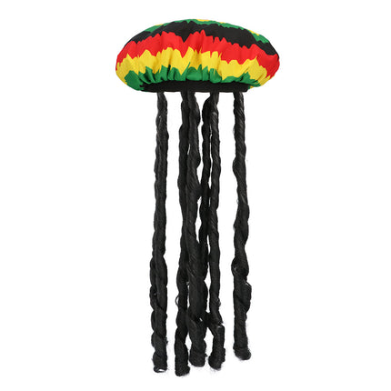 Rastamuts in rood, geel, groen en zwart met lange zwarte gedraaide dreadlocks, los gefotografeerd