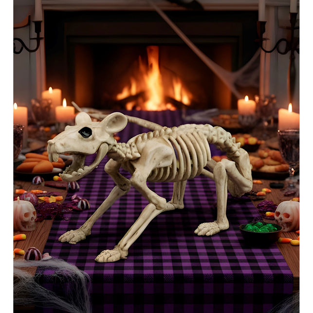 Ratten skelet als decoratie op een gedekte tafel met kaarsen voor Halloween