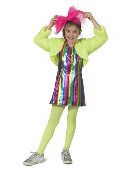 Regenboog jurkje Rany met metallic strepen, gedragen met neongroene panty tijdens carnaval