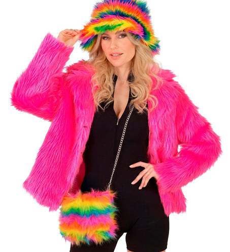 Regenboog pluche handtas met kettinghengsel bij een roze plucheoutfit voor een discofeest