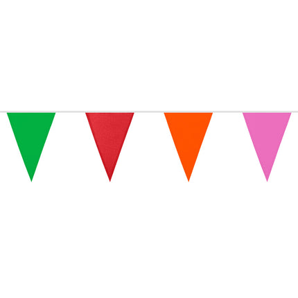 Regenboogslinger met groene, rode, oranje en roze feestvlaggetjes aan een wit koord voor Pride of een verjaardag