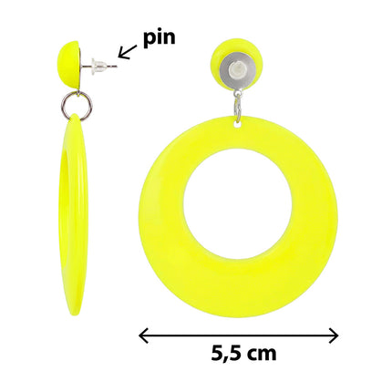 Retro oorbellen neongeel zij- en vooraanzicht met metalen steker en ronde hanger van 5,5 cm