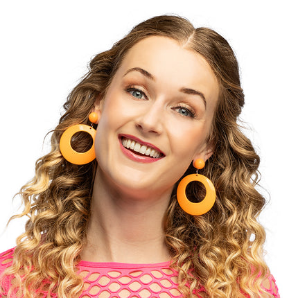 Retro oorbellen neonoranje met platte ronde ring bij een jaren 80-look voor dames
