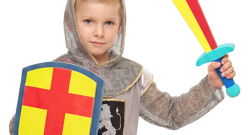 Ridderset Dragon chaser met geel-rood zwaard en kruisschild, gedragen door een jongen bij een ridderkostuum voor carnaval