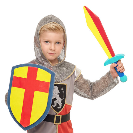 Ridderset Dragon chaser met geel-rood zwaard en kruisschild, gedragen door een jongen bij een ridderkostuum voor carnaval