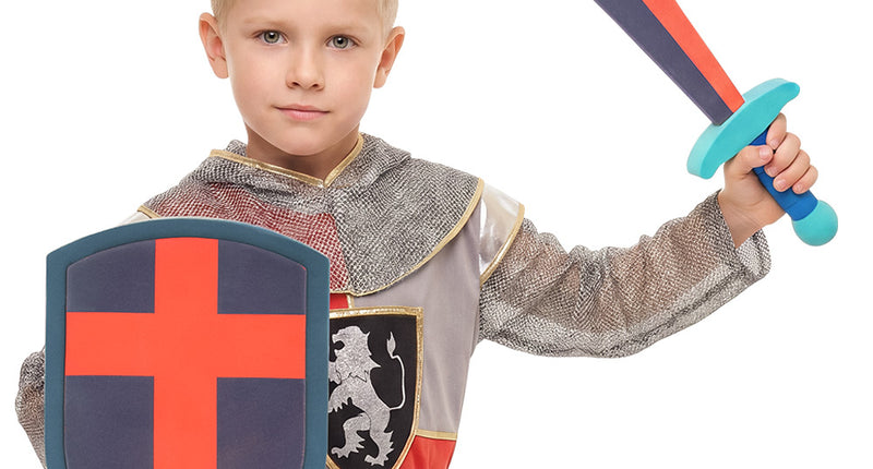 Ridderset voor jongens met schild met rood kruis en blauw-rood zwaard in de hand, tijdens carnaval