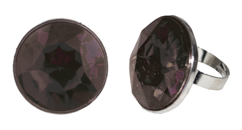 Ring gothic met grote facetgeslepen donkerpaarse steen op zilverkleurige band, voor- en zijaanzicht
