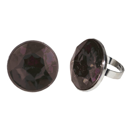 Ring gothic met grote facetgeslepen donkerpaarse steen op zilverkleurige band, voor- en zijaanzicht