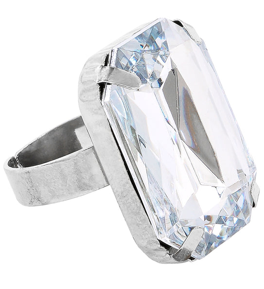 Ring met nep diamant met grote rechthoekige heldere steen in zilverkleurige zetting