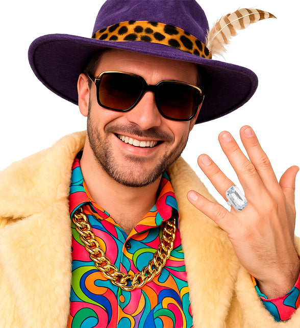Ring met nep diamant aan de hand van een pimpkostuum met bontjas, steen vult het vingerkootje