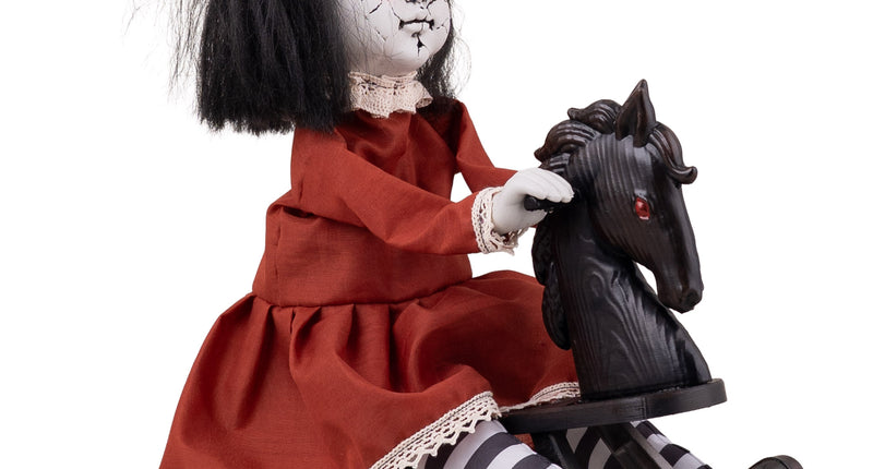 Rockin Rosie animatronic, pop in rode jurk met rode ogen op zwart hobbelpaard voor Halloween