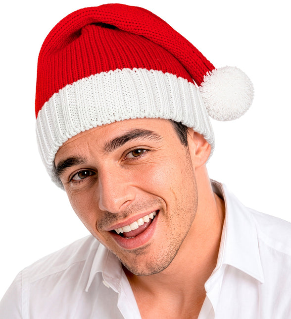 Rode gebreide kerstmuts op heer met pompon opzij langs het hoofd