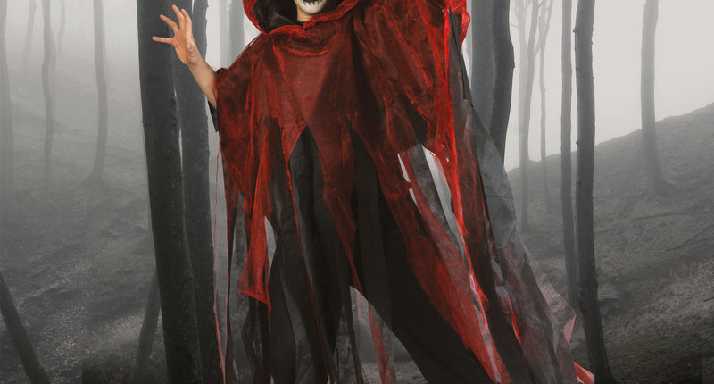 Rode Halloween cape voor vampieren met kap en gerafelde zwart-rode slierten, gedragen op Halloween