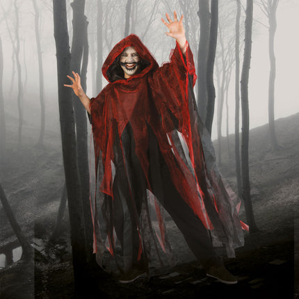 Rode Halloween cape voor vampieren met kap en gerafelde zwart-rode slierten, gedragen op Halloween