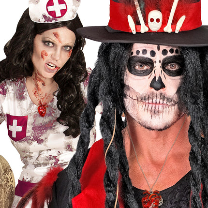 Rode hartketting gedragen bij zombieverpleegster- en skeletschmink voor Halloween