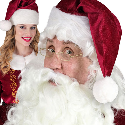 Rode kerstmuts met witte rand gedragen bij een witte baard en pruik tijdens Kerst