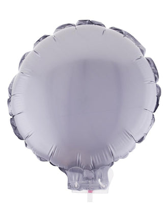 Ronde folieballon in mat zilvergrijs van folie op doorzichtig stokje met klemhouder voor feestversiering
